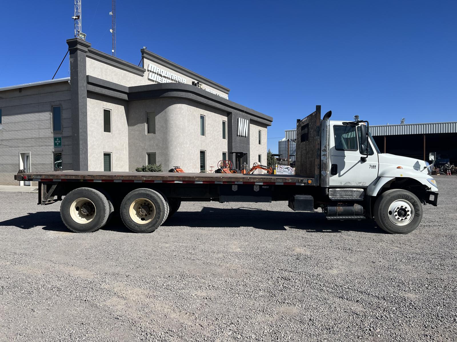 ./imagenes/INVOICE/2019/17406/CAMION PLATAFORMA INTERNATIONAL 7400 (18).JPG